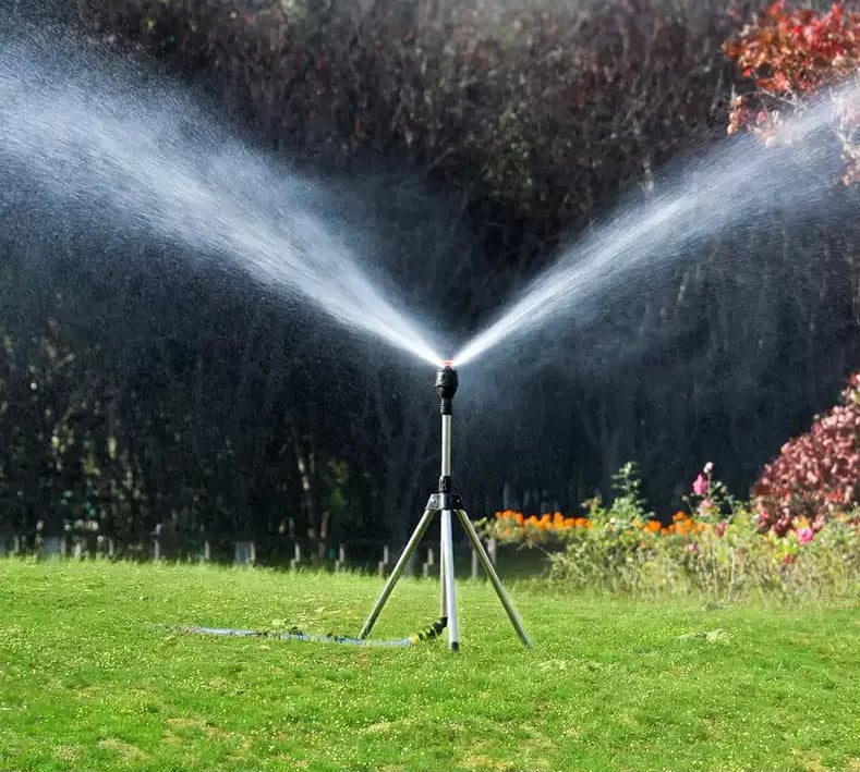 đ„Superdeal! 39% Rabatt! Roterande Sprinkler med Trefotsstativ â 360° TĂ€ckning för TrĂ€dgĂ„rden